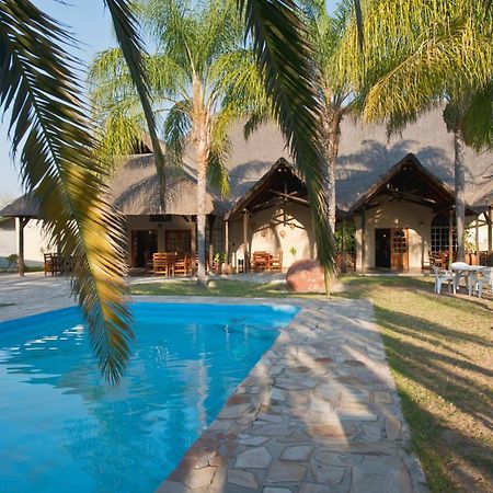 Oshakati Country Hotell Exteriör bild