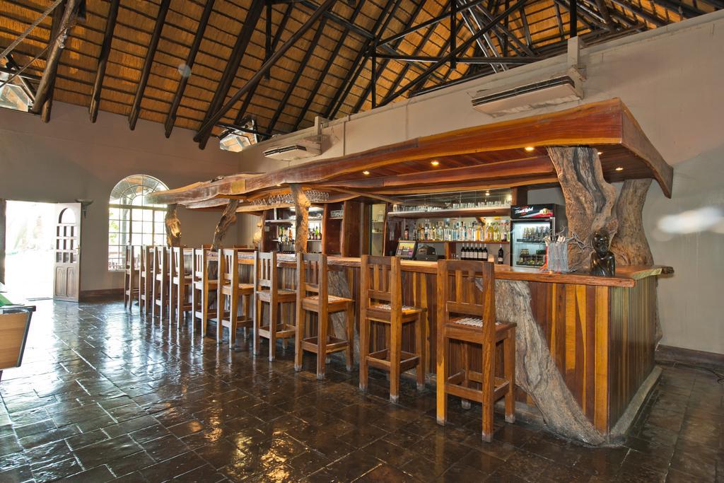 Oshakati Country Hotell Exteriör bild
