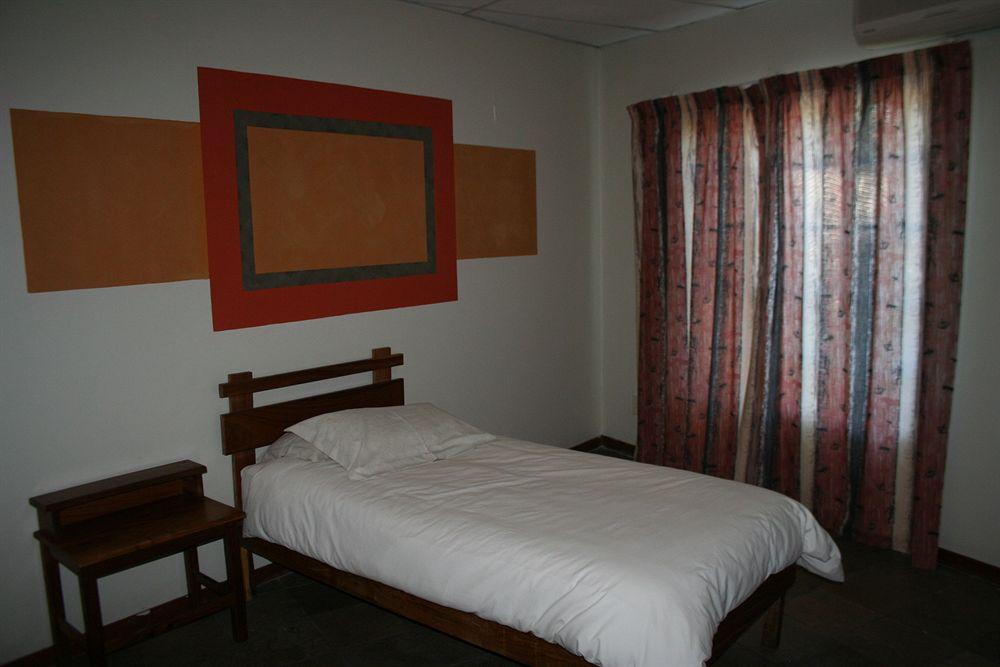 Oshakati Country Hotell Exteriör bild